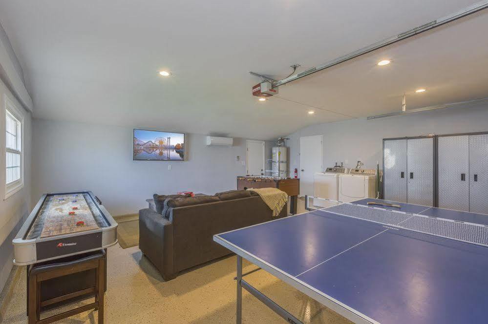 Oshkosh Luxurious Escape Apartment Anaheim Exterior photo