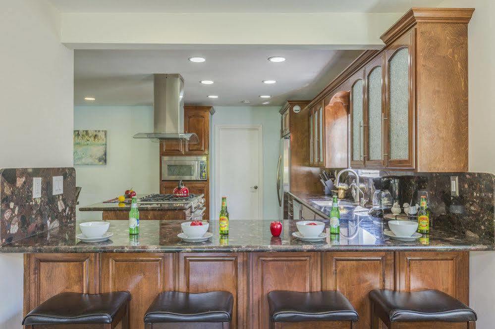 Oshkosh Luxurious Escape Apartment Anaheim Exterior photo